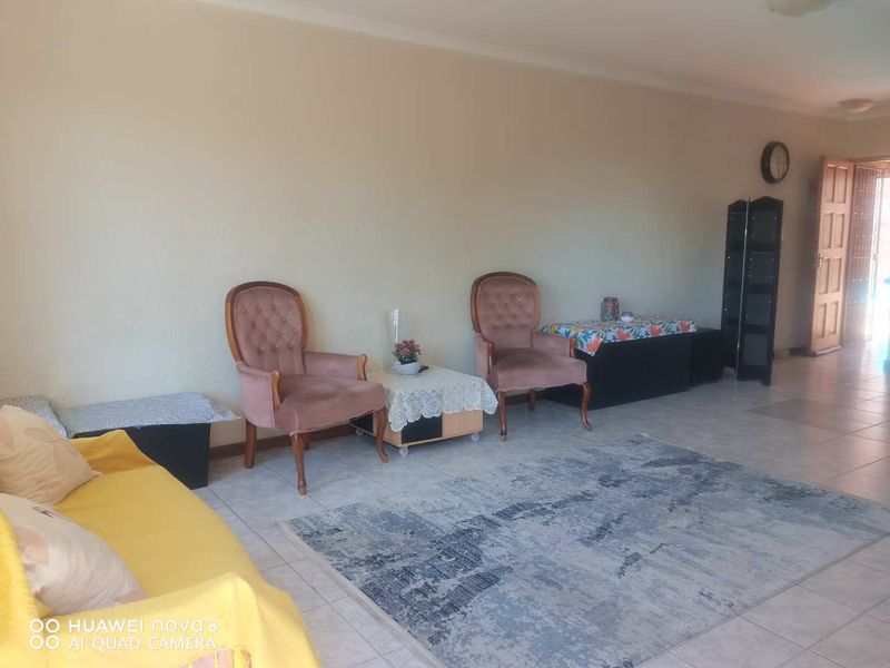 Cozy 2-Bedroom First-Floor Unit with Spacious Living - Photo 9