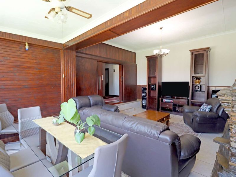 FAMILY HOME SITUATED IN AN ENCLOSED CIRCLE THAT IS LIKE A PARK - Photo 6