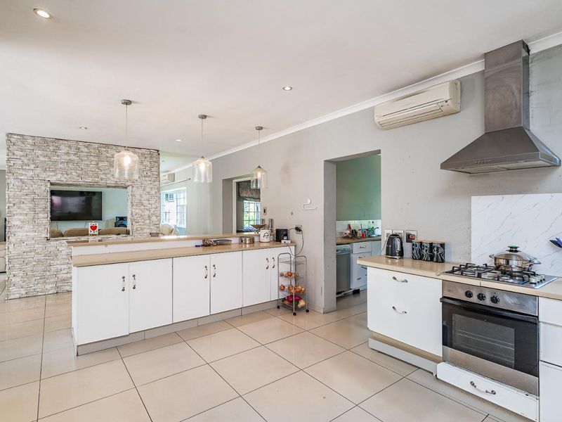 ELEGANT 5-BEDROOM FAMILY HOME IN THE HEART OF KLOOF - Photo 4