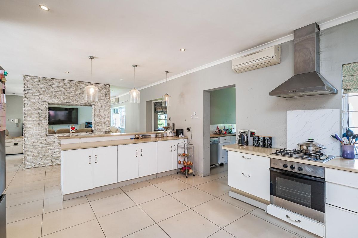 ELEGANT 5-BEDROOM FAMILY HOME IN THE HEART OF KLOOF - Photo 4