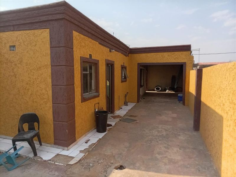 Your Dream Home Awaits Near Palm Springs & Eyethu Mall! - Photo 3