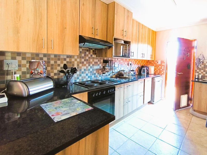 Sunlit Serenity with Solar, Space and Security - Photo 7