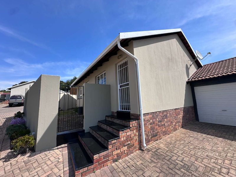 Peaceful and Secure 2 Bedroom Townhouse - Photo 3