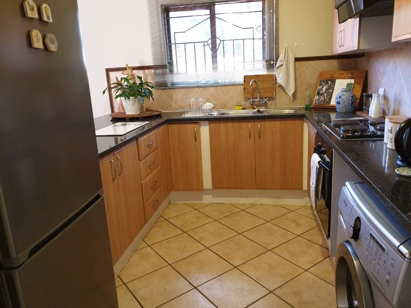 Neat and safe upmarked  2 bedroom townhouse in a double security Estate in in Boardwalk Meander B for Sale - Photo 8