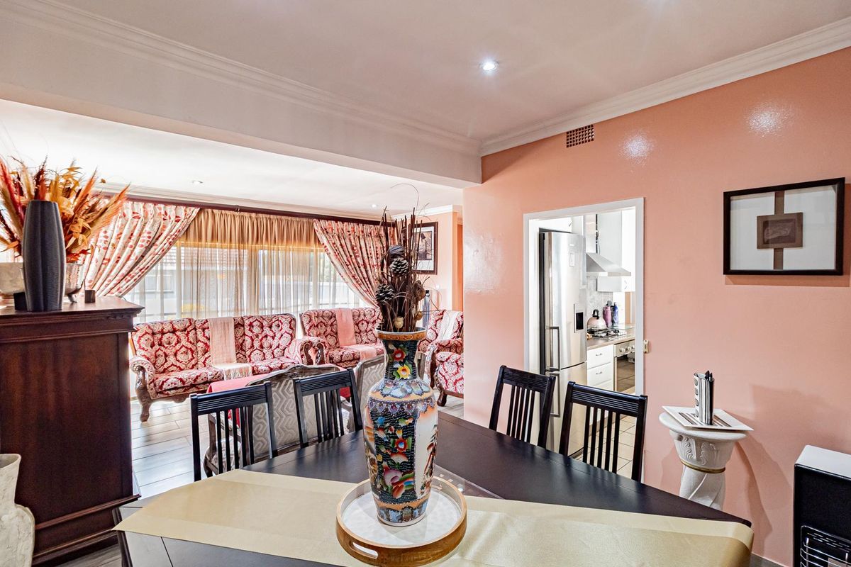 Discover Tranquility in a Charming Heritage Suburb - Photo 5