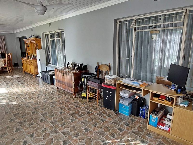 Spacious 3-Bedroom Family Home with Flatlet on Spacious Stand - Photo 10