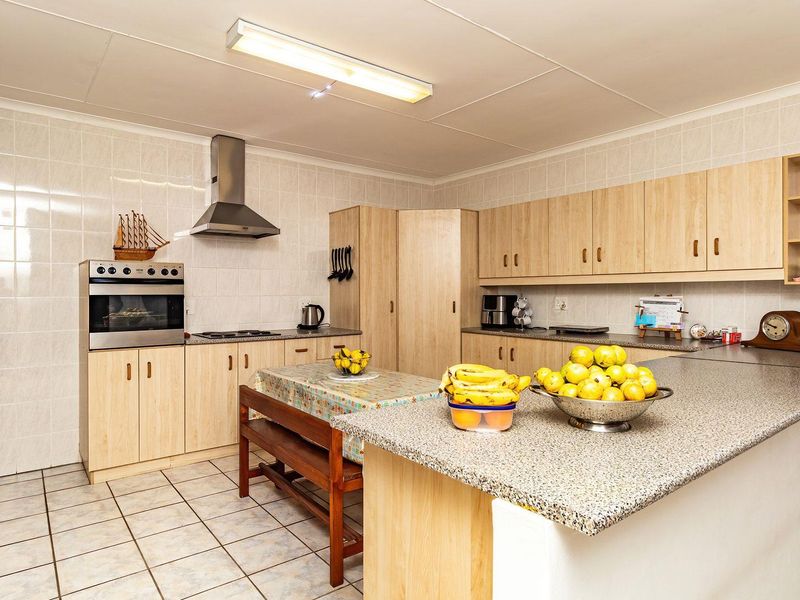 Spacious 3 Bedroom house in Fraaiuitsig on the Garden Route - Photo 5
