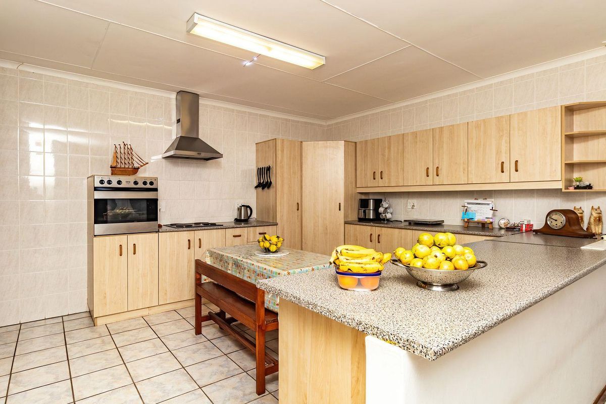 Spacious 3 Bedroom house in Fraaiuitsig on the Garden Route - Photo 5