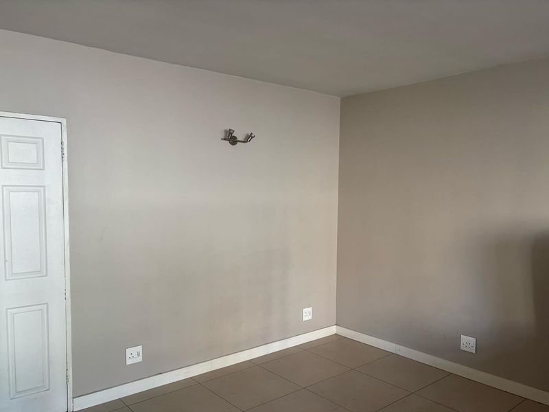 Stylish Studio with Parking in Airbnb-Friendly Block - Photo 7