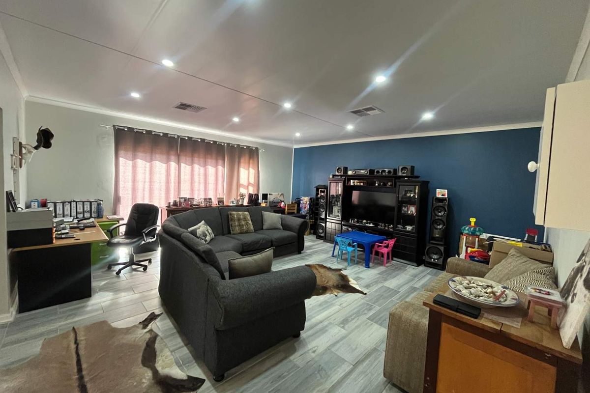 4 Bedroom Family Home with Private 2 Bedroom Flat in a Sought-After Neighbourhood - Photo 2