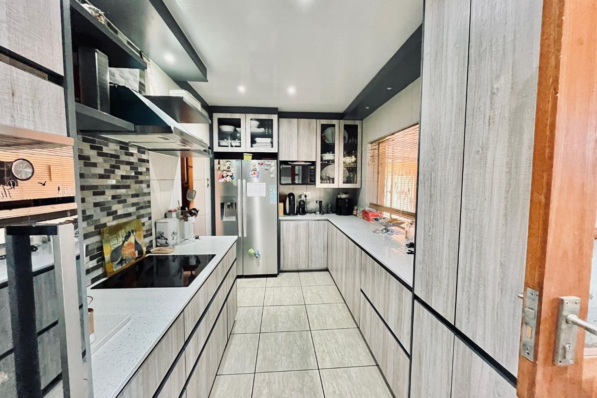 Spacious and Modern Family Home with Outdoor Entertaining Oasis** - Photo 5