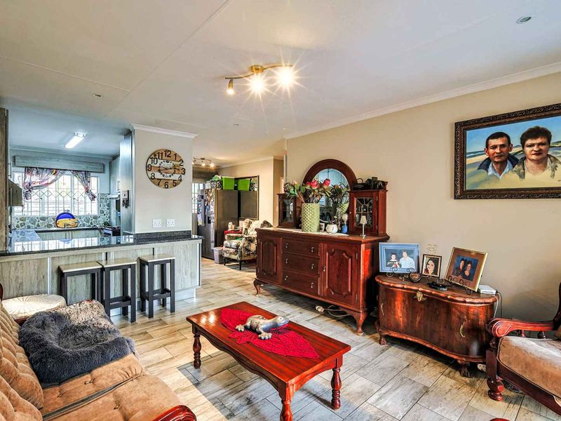 Elegant 3-Bedroom Modern Home with Solar in a Exquisite Moreleta Park Estate - Photo 8
