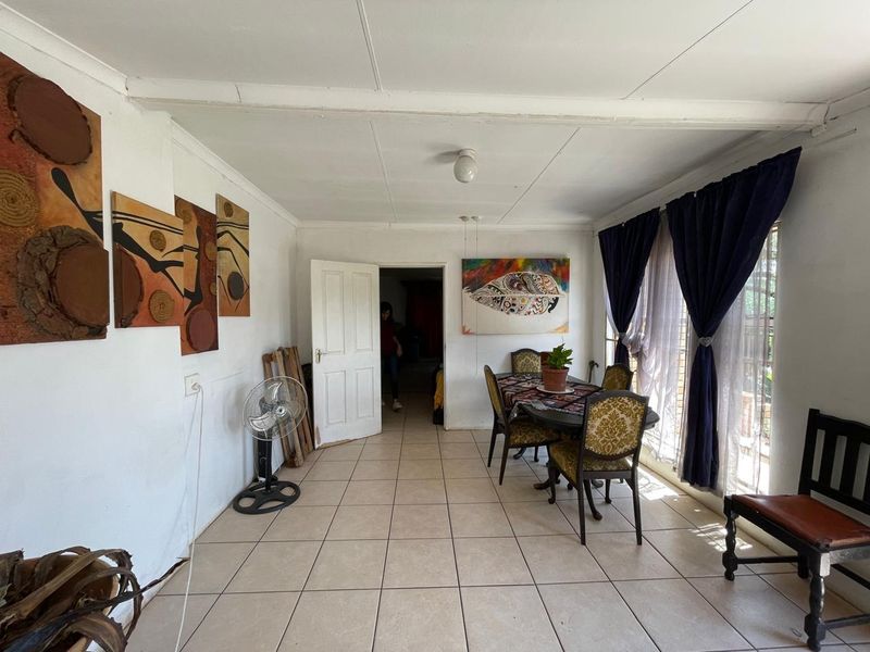 Hello Jan Niemand Park! Two Houses in One Yard. - Photo 4