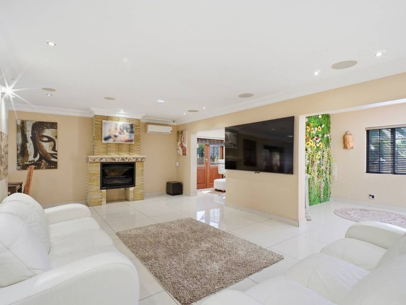 ​Modern Smart Home Masterpiece in Prestigious Lonehill - Photo 4
