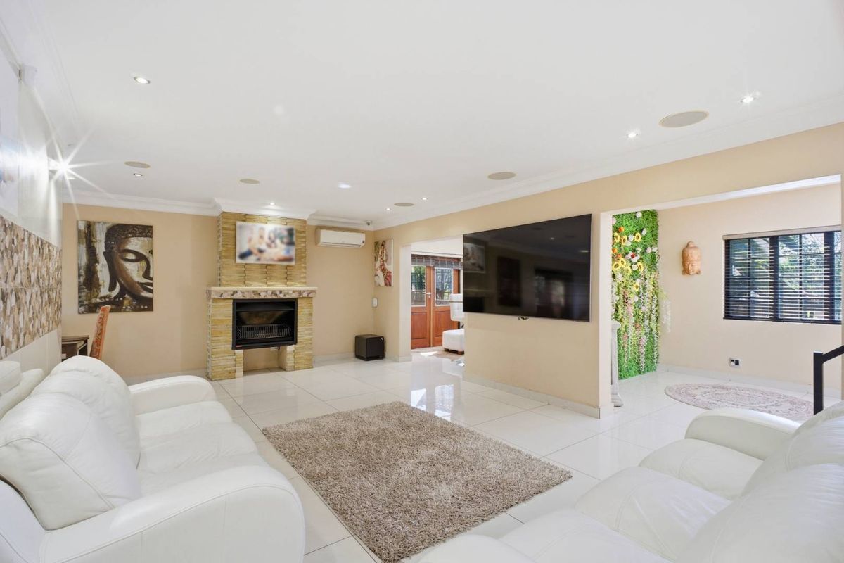 ​Modern Smart Home Masterpiece in Prestigious Lonehill - Photo 4