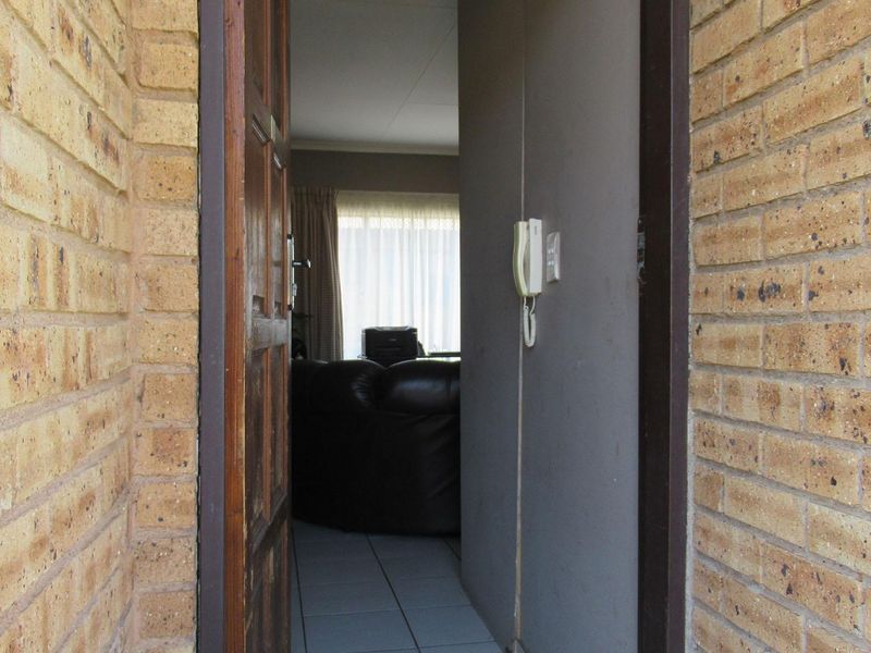 Modern 2-Bedroom Townhouse in Meredale for Sale - Photo 2