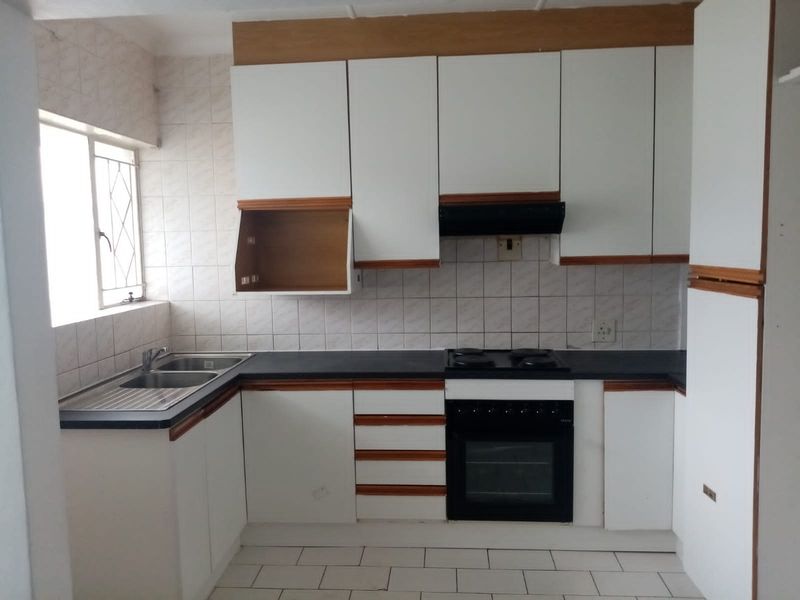 Spacious 2 Bedroom apartment available in Windsor West - Ideal Lock-Up & Go - Photo 2