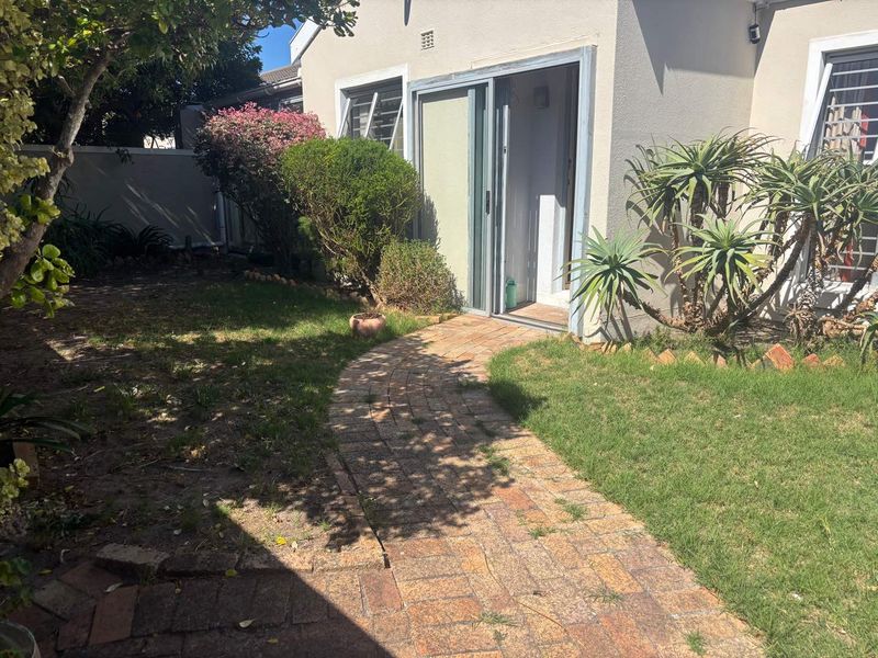 Charming 3 Bedroom Home in a lovely Neighbourhood - Photo 2