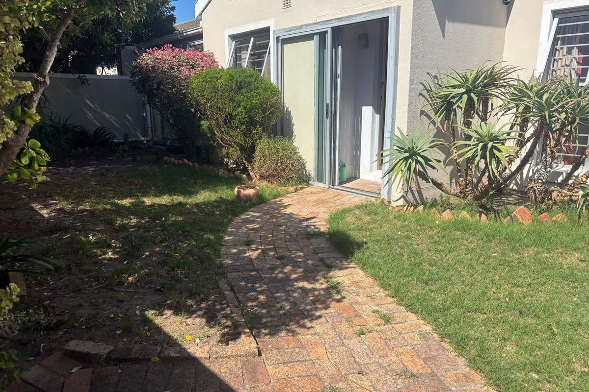 Charming 3 Bedroom Home in a lovely Neighbourhood - Photo 2