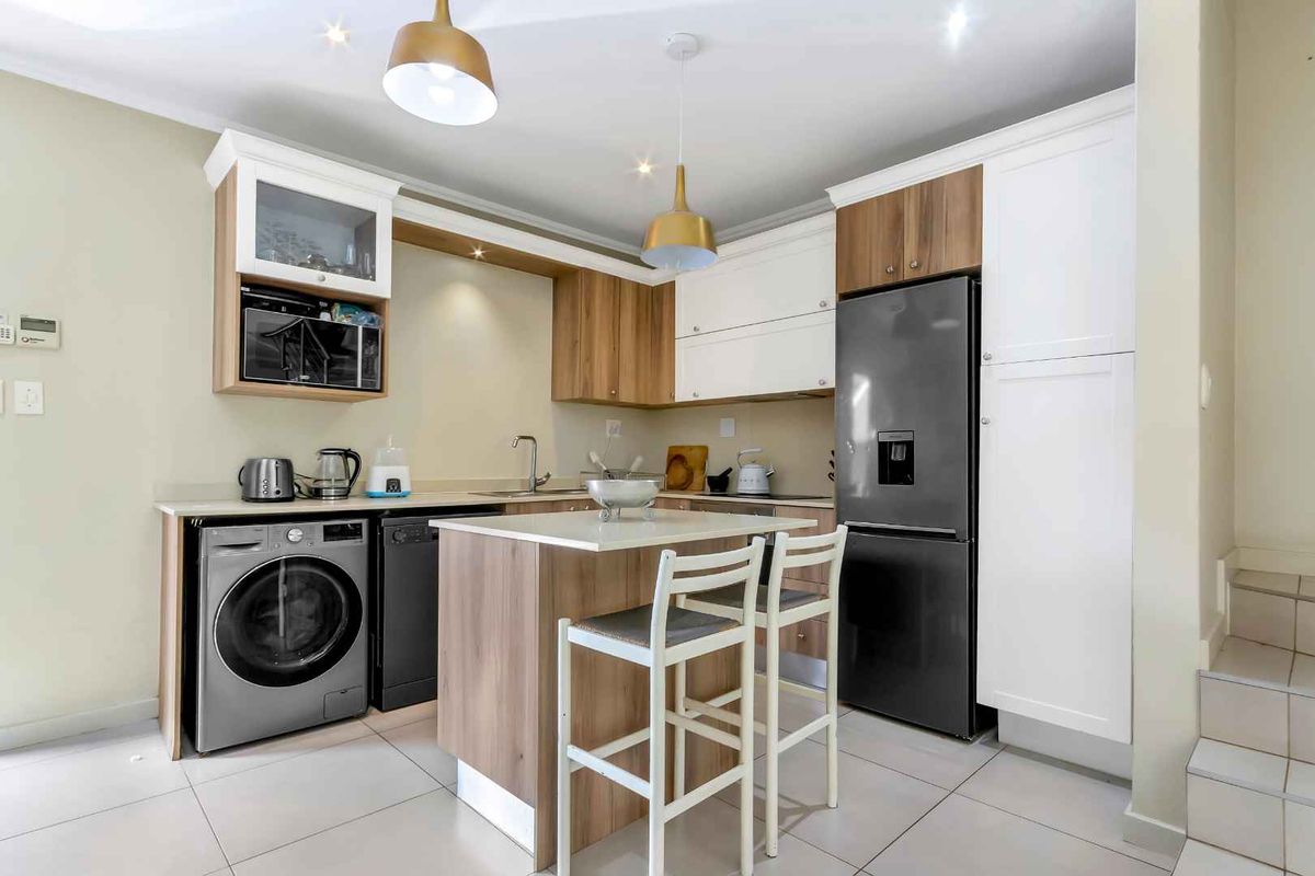 2 BEDROOM MODERN TOWNHOUSE FOR SALE IN BRYANSTON - Photo 4