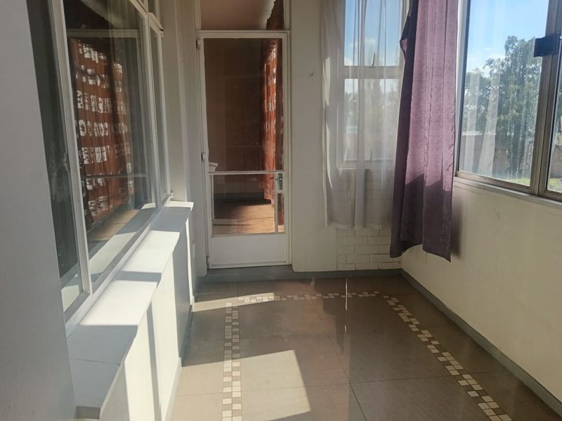 Modern 3-bedroom 2- bathroom 1st floor apartment with sun room and pool area in walking distance from Germiston Lake - Photo 4