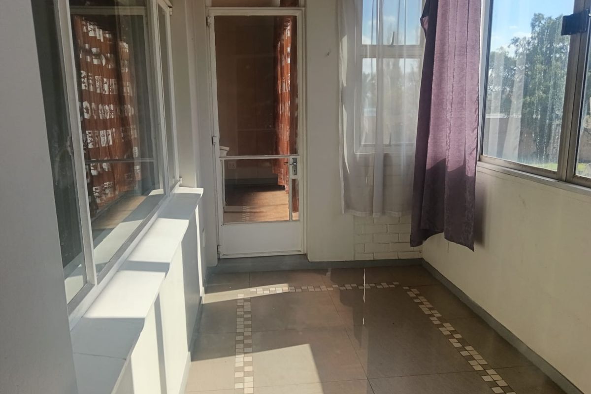Modern 3-bedroom 2- bathroom 1st floor apartment with sun room and pool area in walking distance from Germiston Lake - Photo 4