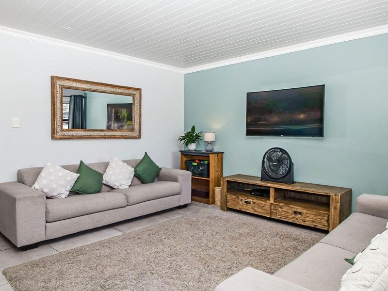 Stylish coastal retreat minutes from the shore - Photo 8