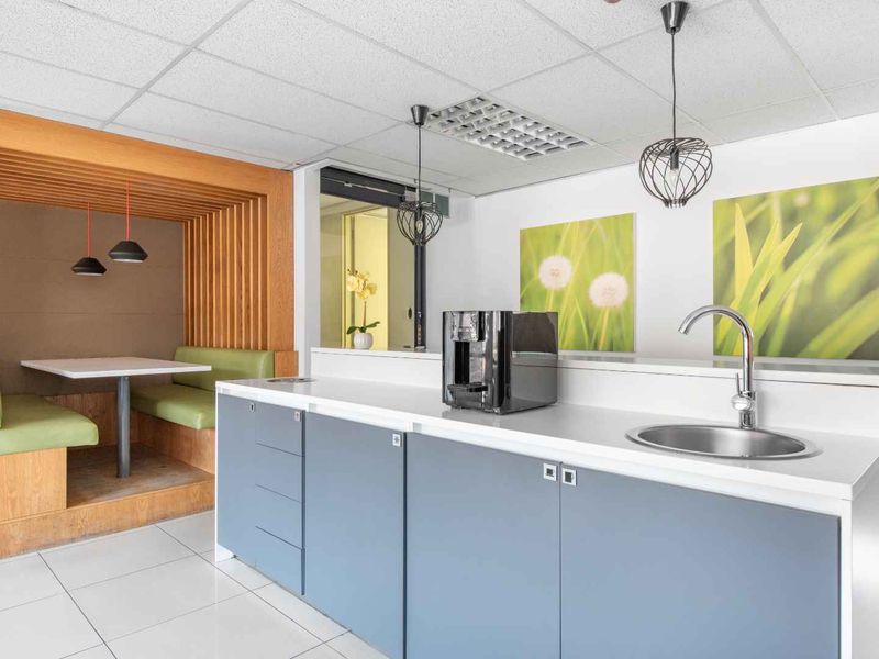 Private office space for 3 persons in Regus Eastrand Bedfordview - Photo 9