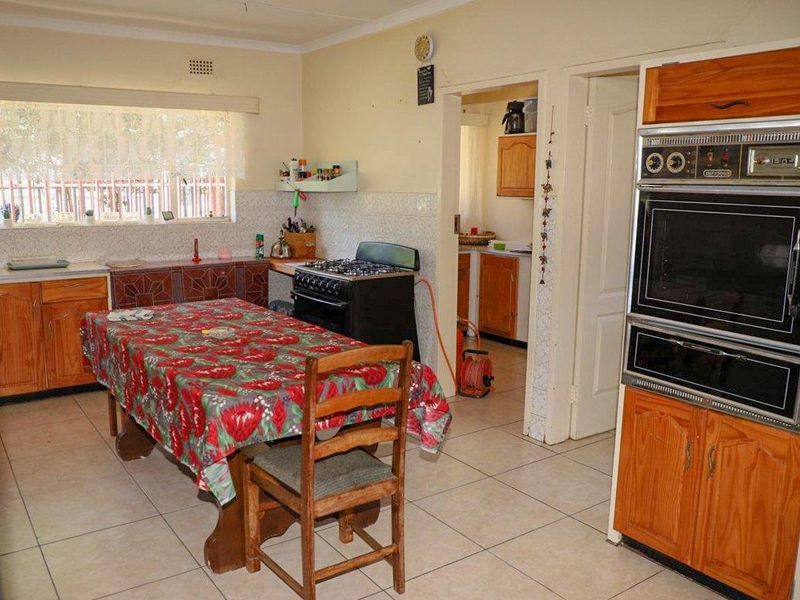 Spacious 4-Bedroom Family Home on a Large 2,250m2 Stand - Photo 8