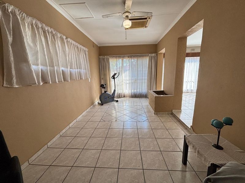 Spacious 4 bedroom home for sale - Photo 9