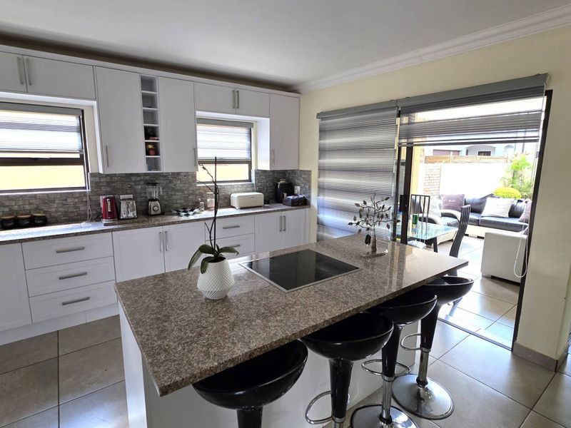 4 Bedroom Family Home in Melodie Hartbeespoort to RENT   R 24 000 - Photo 6