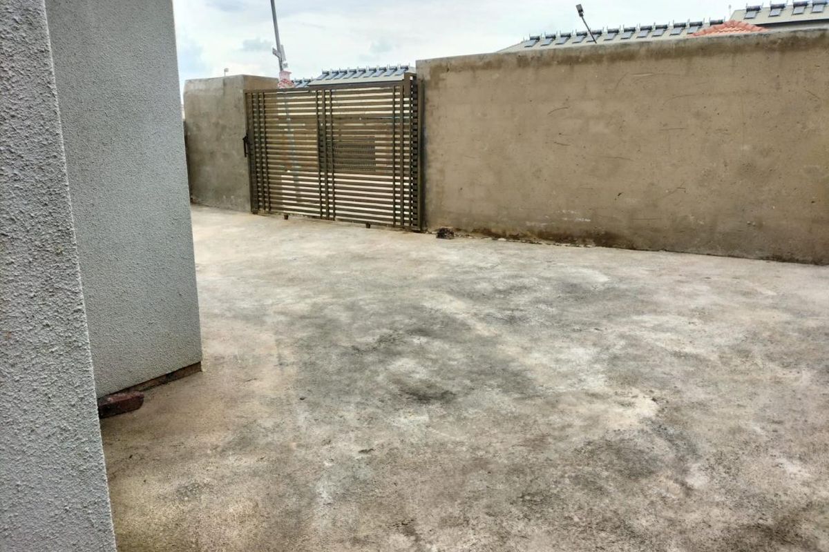 Clayville Ext 79- R 1 209 000 Lovely Family Home - Photo 2