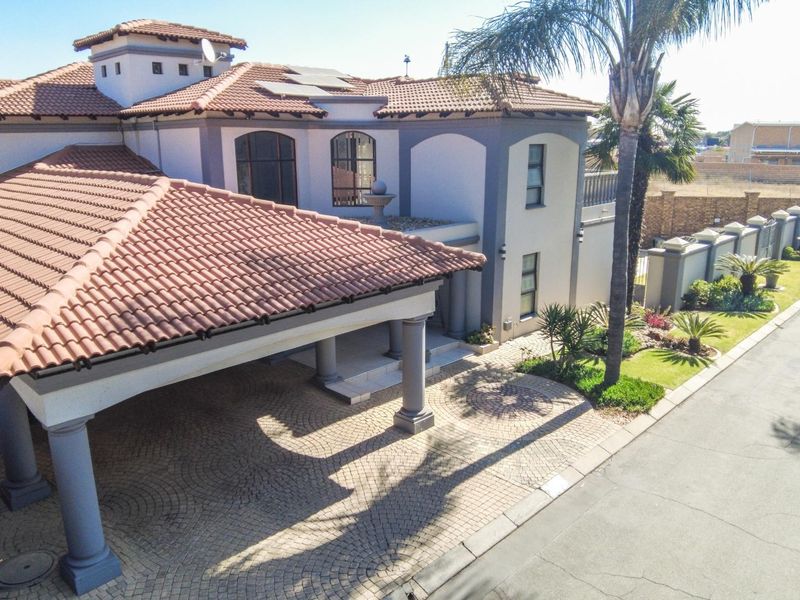 Exquisite Family Home in Monte Cristo - Photo 2