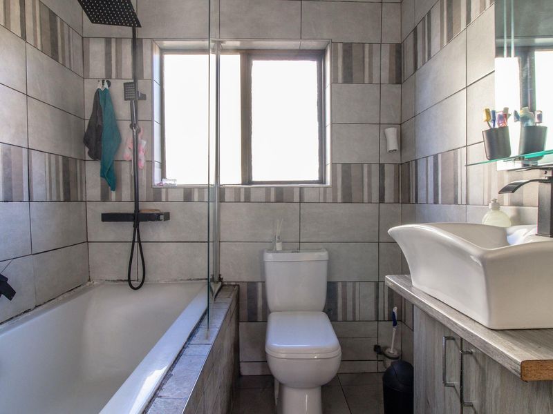 **Charming 2-Bedroom Ground Floor Apartment for Sale in Mondeor** - Photo 7