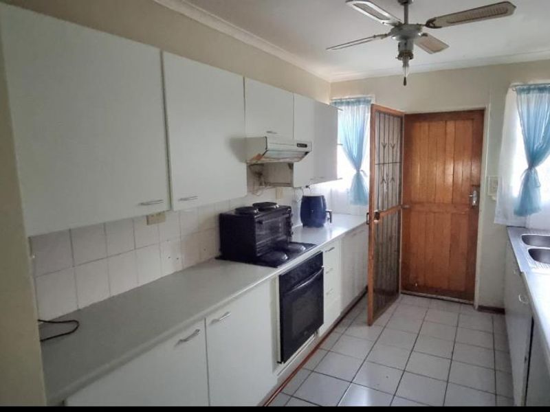 Charming 3-Bedroom Townhouse in Westdene - Photo 2