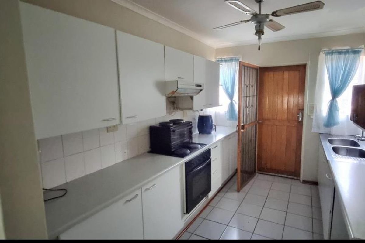 Charming 3-Bedroom Townhouse in Westdene - Photo 2