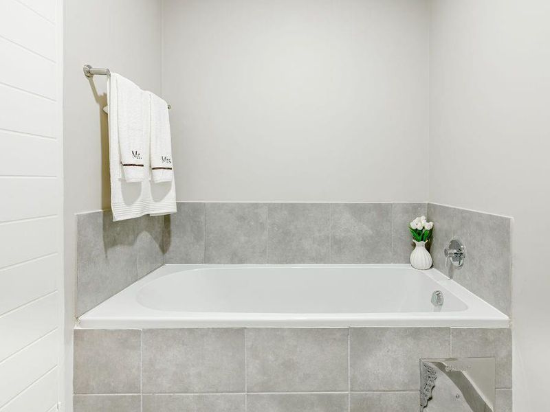 Stunning 2-Bedroom, 2-Bathroom first floor apartment - Photo 8