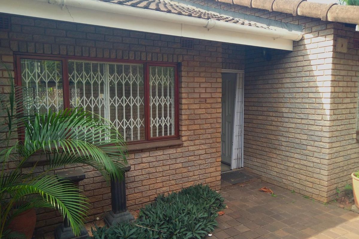 Spacious and well maintained 2 bedroom 2 bathroom simplex - Photo 2