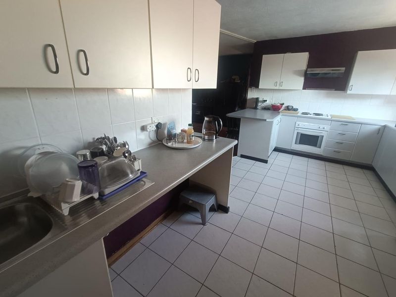 Spacious Double-Storey Family Home For Sale in The Hoewes - Photo 2