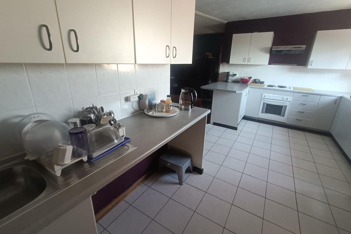 Spacious Double-Storey Family Home For Sale in The Hoewes - Photo 2