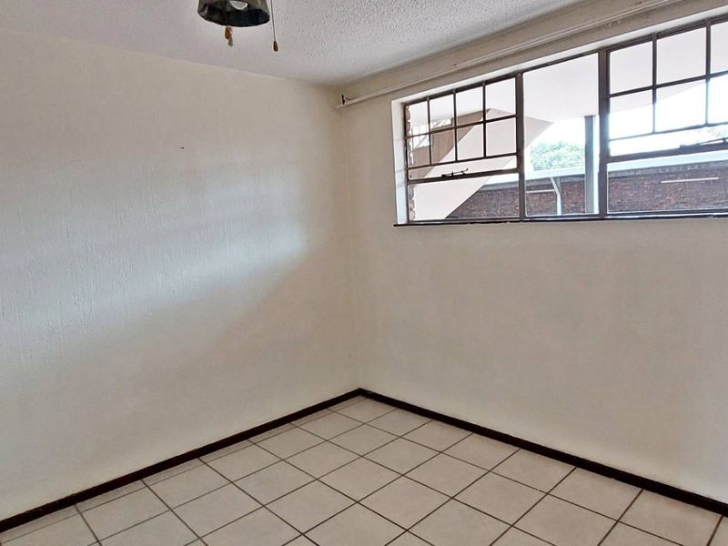 Modern Ground Floor Unit with Pet Friendly Private Garden - Photo 6