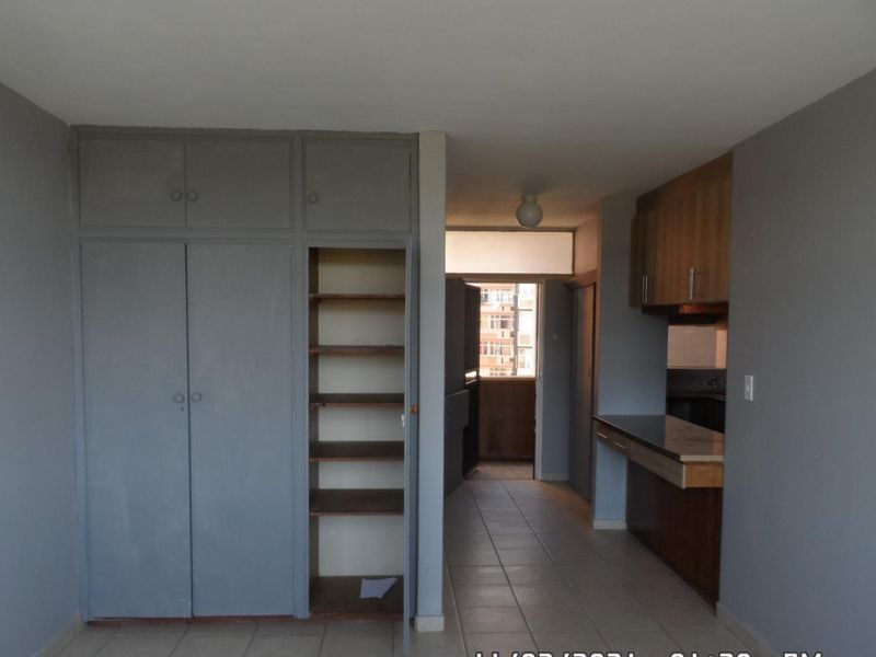 BACHELOR APARTMENT - Photo 6