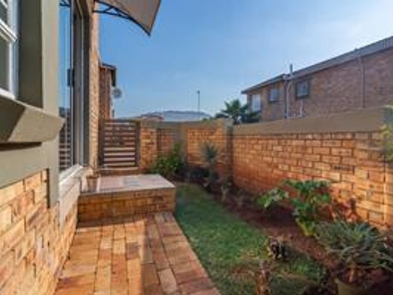 Modern 3-bedroom duplex townhouse with scenic balcony views - Photo 5