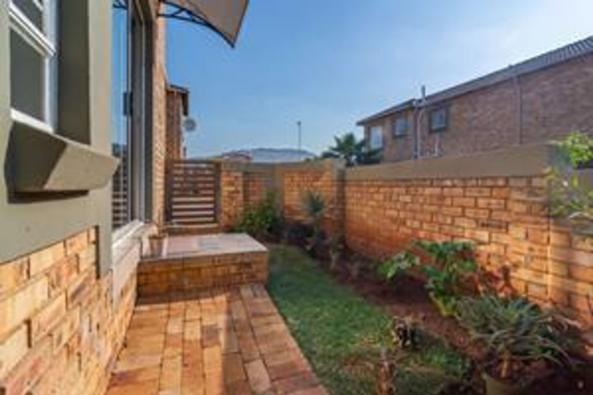 Modern 3-bedroom duplex townhouse with scenic balcony views - Photo 5
