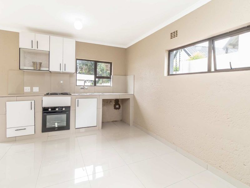 Lovely 1-Bedroom Cottage to Let in Hurlingham Manor - Photo 4