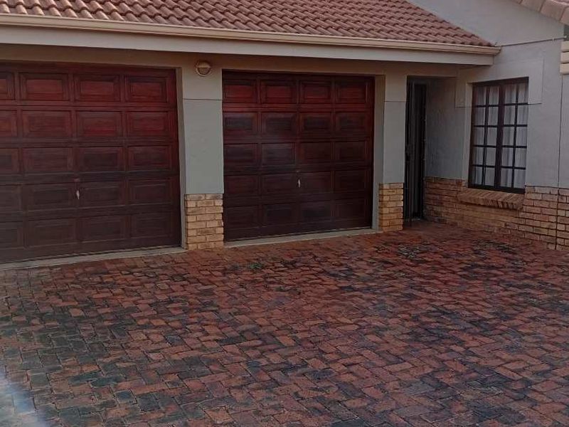 Modern 3-Bedroom Townhouse in Sought-After Complex For Sale! - Photo 7