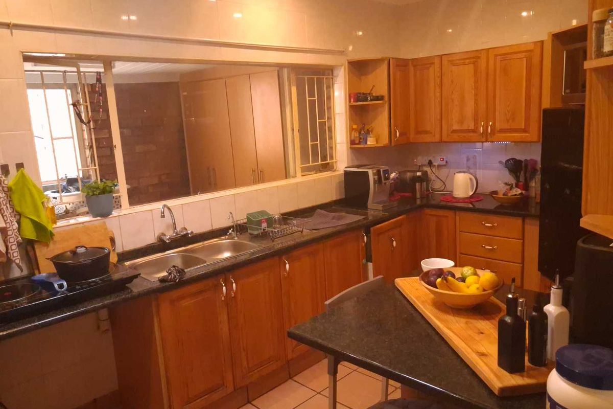 Spacious Family Home with Excellent Entertainment Areas on Silverton Ridge - Photo 5