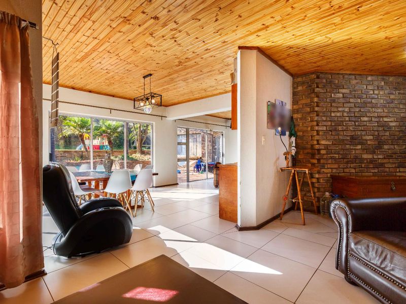 Spacious four-bedroom home on a large stand - Moreleta Park - Photo 6