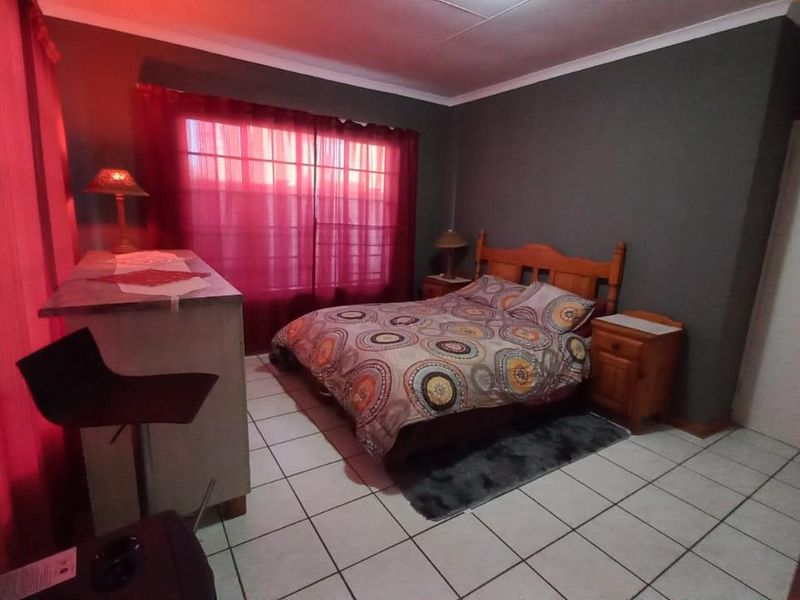 Well priced Lovely facebrick Townhouse BUT please note it resides on its own stand fully fenced, - Photo 9