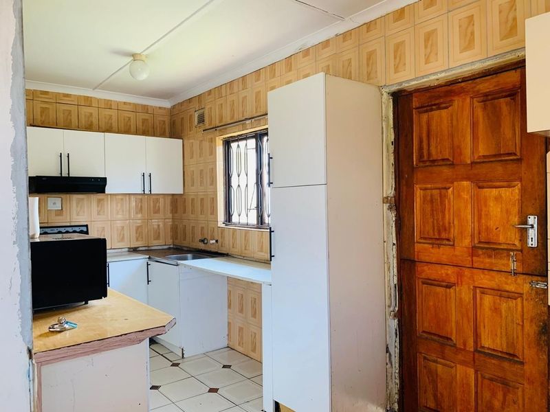 Spacious Five-Bedroom Haven Awaiting Your Touch in Umlazi - Photo 5